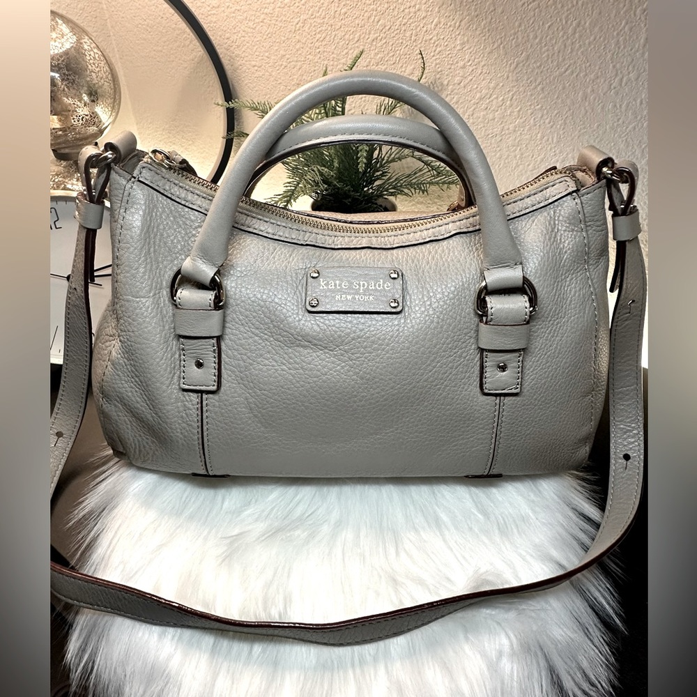 Kate Spade Leather Hand bag/ Shoulder Bag. Light Taupe. Inside Pockets. 14”x8”.